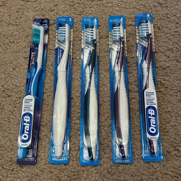Oral-B Toothbrushes Bundle of 5 - Picture 1 of 3